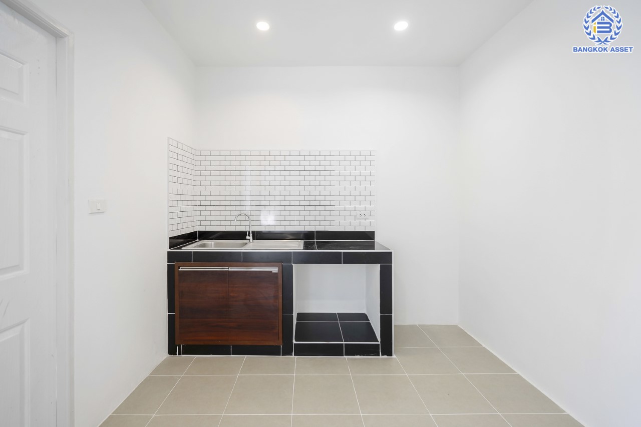 บ้านมือสองตกแต่งใหม่ ม.พฤกษาวิลล์22 นครอินทร์-พระราม5-2 (ซ.วัดสังฆทาน) หลังมุม เนื้อที่ 30 ตร.ว. ฟังก์ชัน 3 ห้องนอน 2 ห้องน้ำ 1 ที่จอดรถ บนทำเลเดินทางสะดวก เชื่อมต่อหลายเส้นทาง ใกล้สะพานพระรามห้า และรถไฟฟ้า "สถานีแยกติวานนท์"...